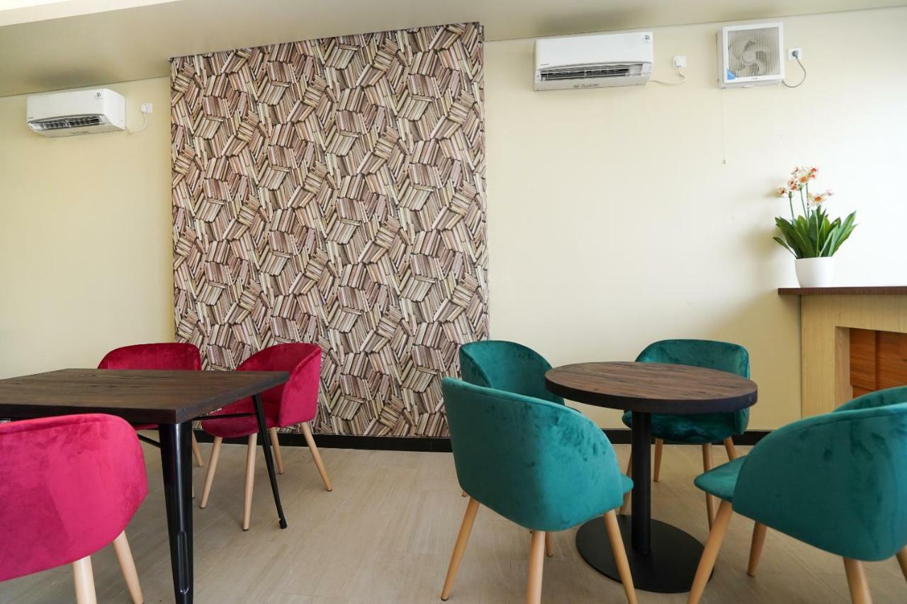סוראבאיה Oyo 1330 Hotel Cahaya 3 מראה חיצוני תמונה